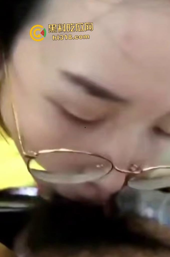 黄衣眼镜少妇吵完架后性欲大增，吵着“我错了”求饶，当场跪地要口交深喉猛干！  第7张