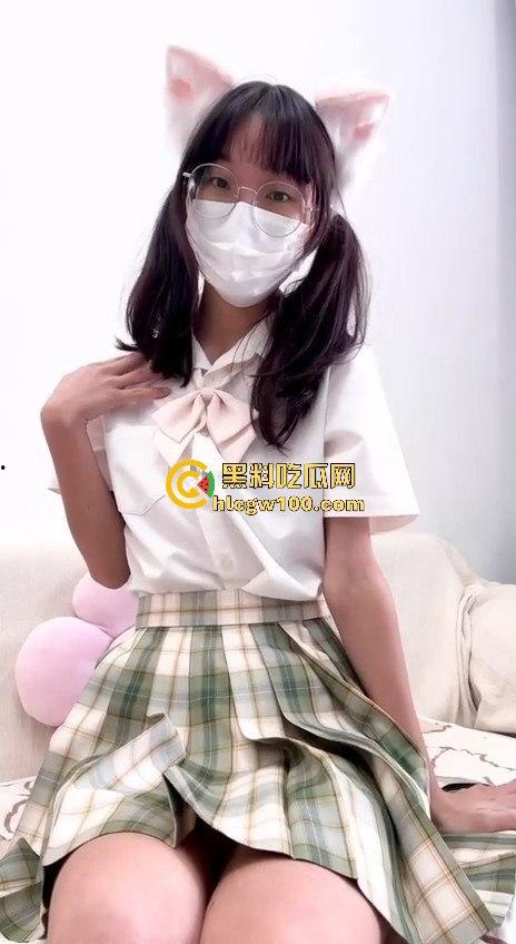 抖音反差眼镜妹【萌梨梨】定制福利曝光，半露脸黑丝jk猫耳跳蛋挑逗，喷一腿水！  第12张