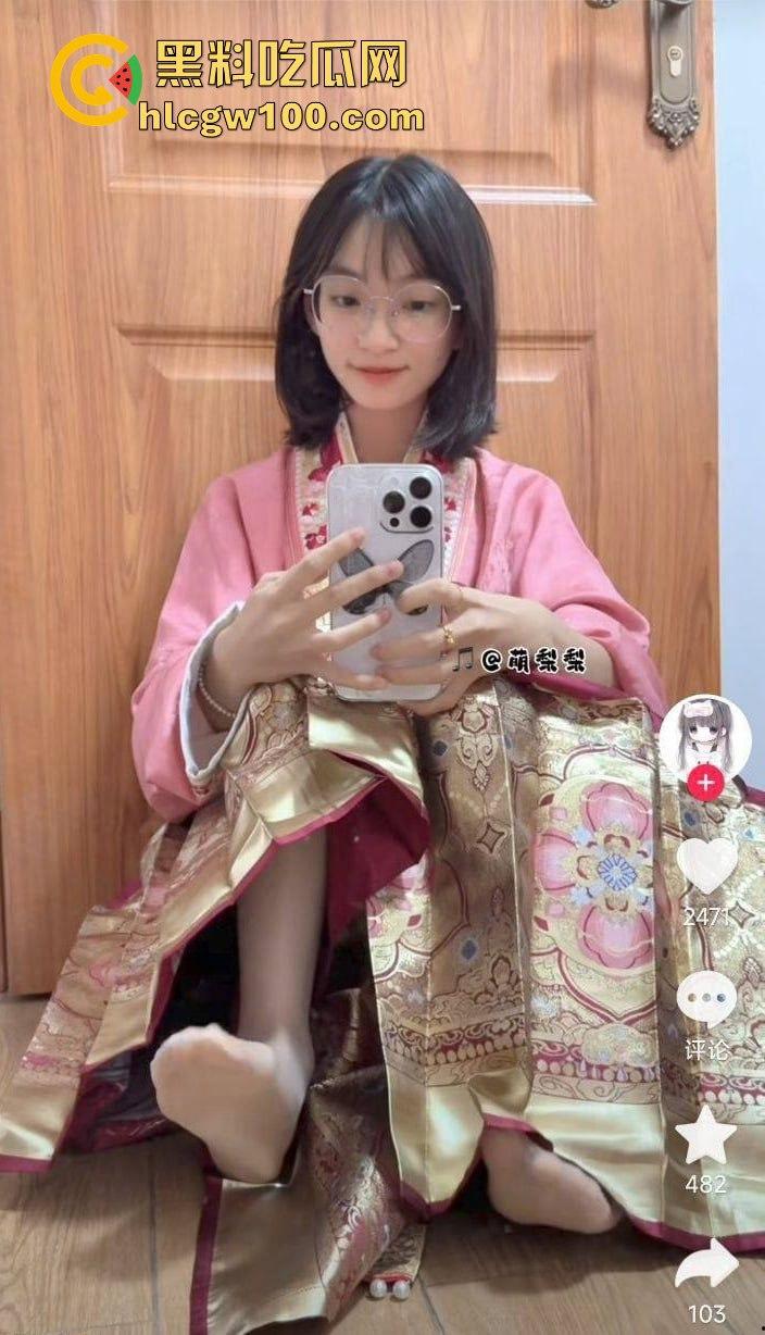 抖音反差眼镜妹【萌梨梨】定制福利曝光，半露脸黑丝jk猫耳跳蛋挑逗，喷一腿水！  第15张