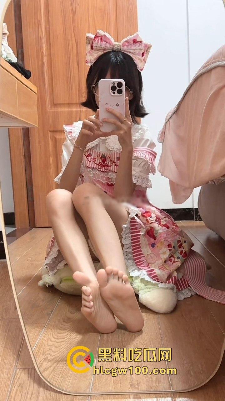 抖音反差眼镜妹【萌梨梨】定制福利曝光，半露脸黑丝jk猫耳跳蛋挑逗，喷一腿水！  第16张