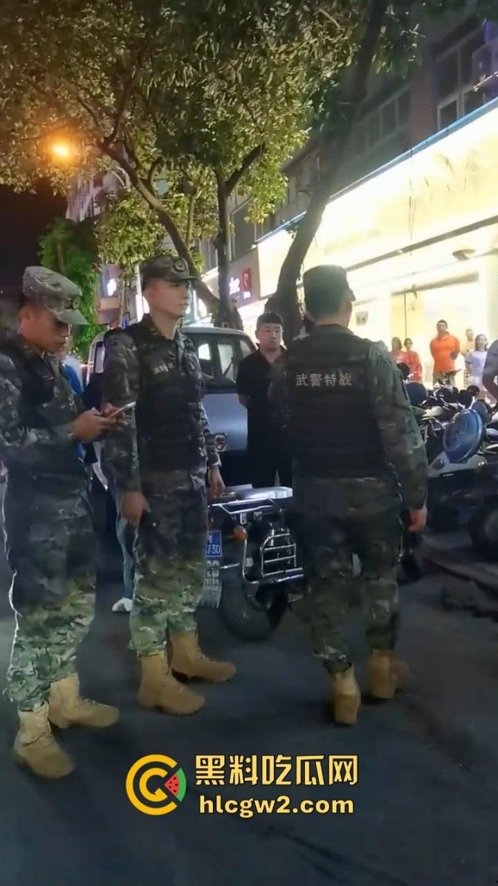 海南三亚商品街多名精神老哥抡棍火当街挥刀 案发现场视频流出 挂了一个? 第1张 海南三亚商品街多名精神老哥抡棍火当街挥刀 案发现场视频流出 挂了一个? 第1张