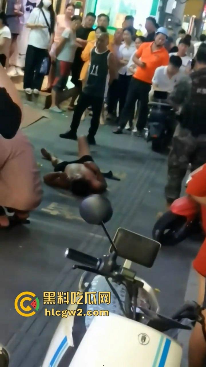 海南三亚商品街多名精神老哥抡棍火当街挥刀 案发现场视频流出 挂了一个? 第2张 海南三亚商品街多名精神老哥抡棍火当街挥刀 案发现场视频流出 挂了一个? 第2张