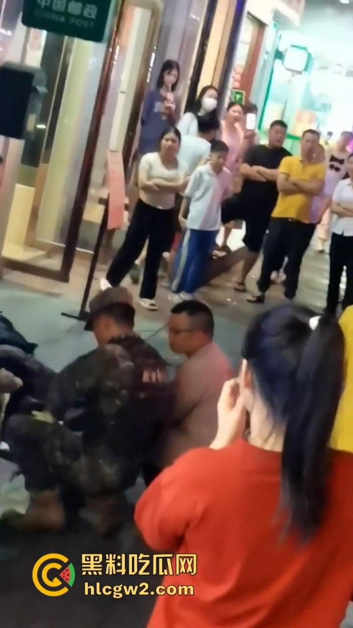 海南三亚商品街多名精神老哥抡棍火当街挥刀 案发现场视频流出 挂了一个? 第4张 海南三亚商品街多名精神老哥抡棍火当街挥刀 案发现场视频流出 挂了一个? 第4张