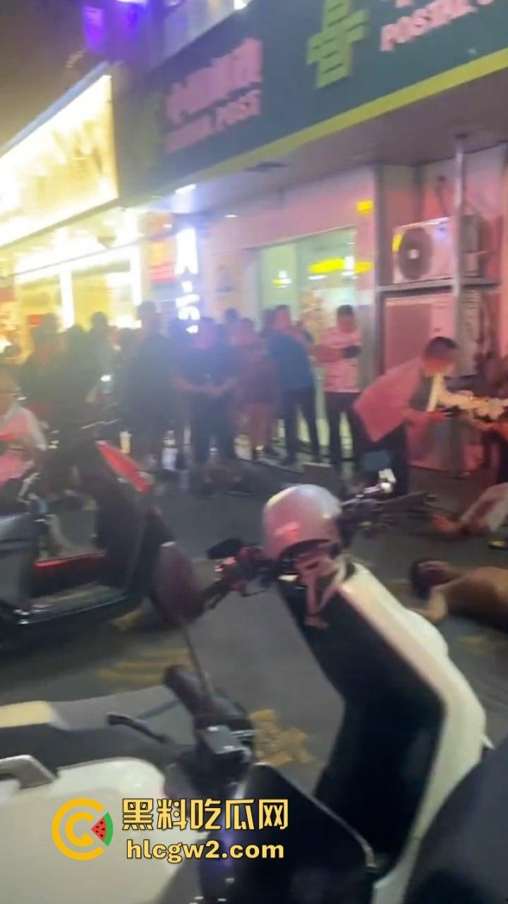 海南三亚商品街多名精神老哥抡棍火当街挥刀 案发现场视频流出 挂了一个? 第5张 海南三亚商品街多名精神老哥抡棍火当街挥刀 案发现场视频流出 挂了一个? 第5张