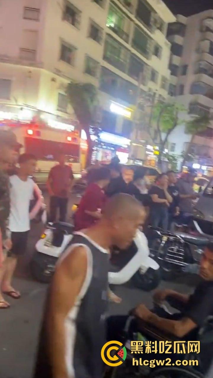 海南三亚商品街多名精神老哥抡棍火当街挥刀 案发现场视频流出 挂了一个? 第6张 海南三亚商品街多名精神老哥抡棍火当街挥刀 案发现场视频流出 挂了一个? 第6张