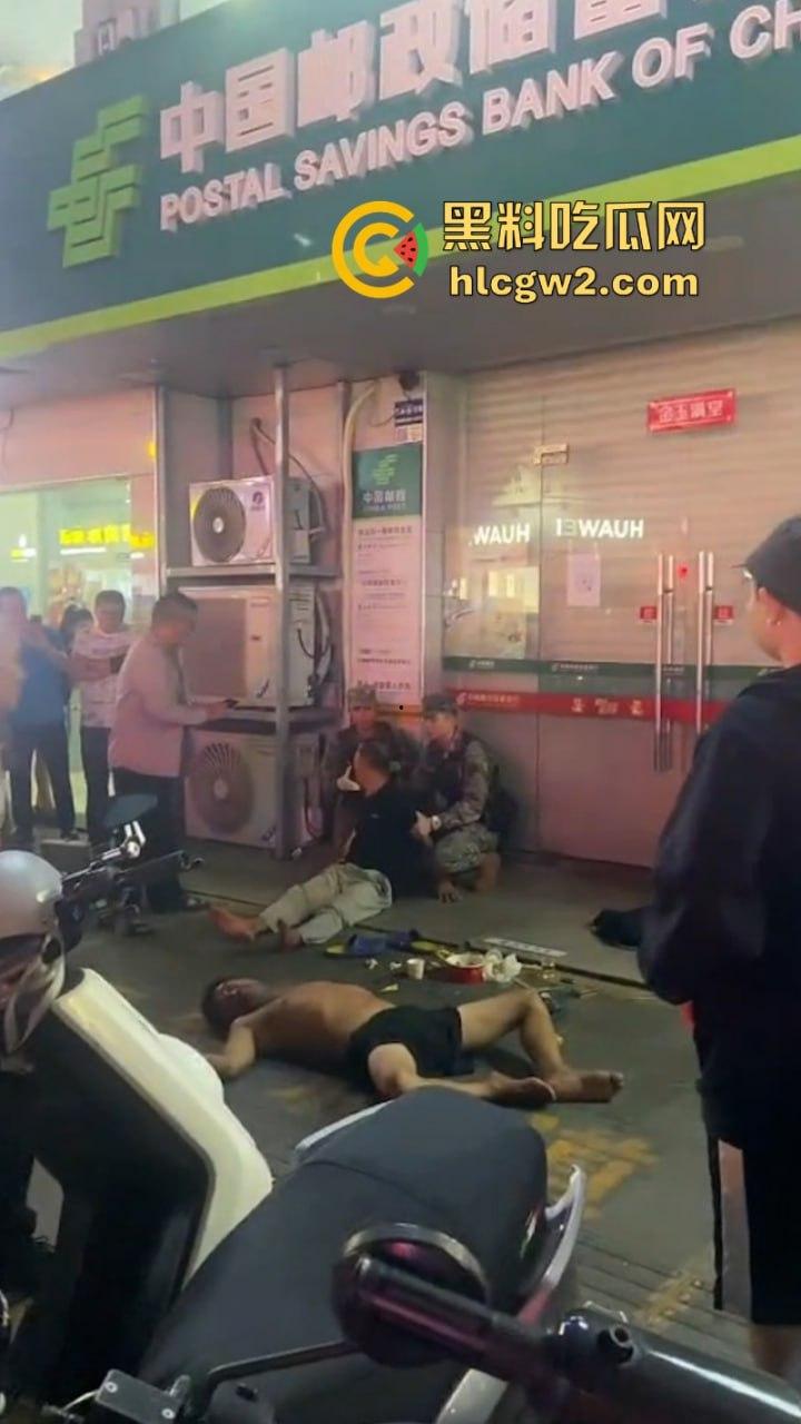 海南三亚商品街多名精神老哥抡棍火当街挥刀 案发现场视频流出 挂了一个? 第7张 海南三亚商品街多名精神老哥抡棍火当街挥刀 案发现场视频流出 挂了一个? 第7张