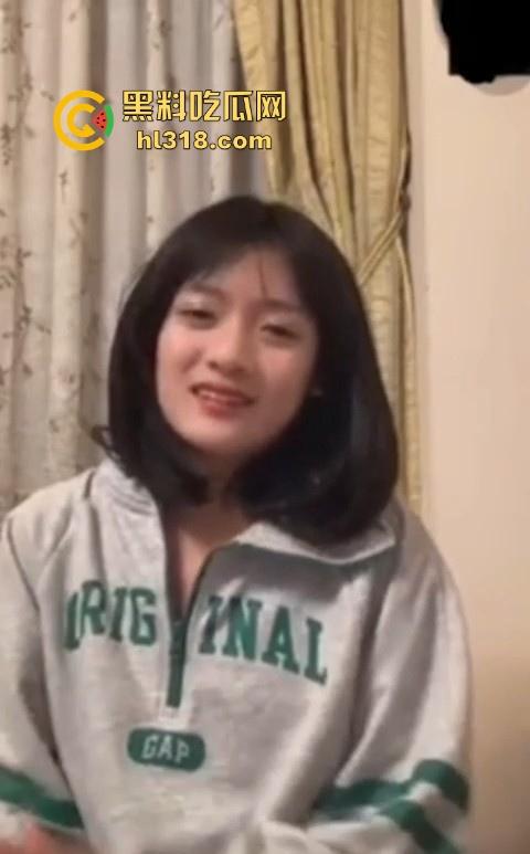 湖南工商职业学院【刘若云】和男友视频裸聊被录屏泄露！粉嫩的逼逼直怼镜头，双指狂扣骚穴！  第2张