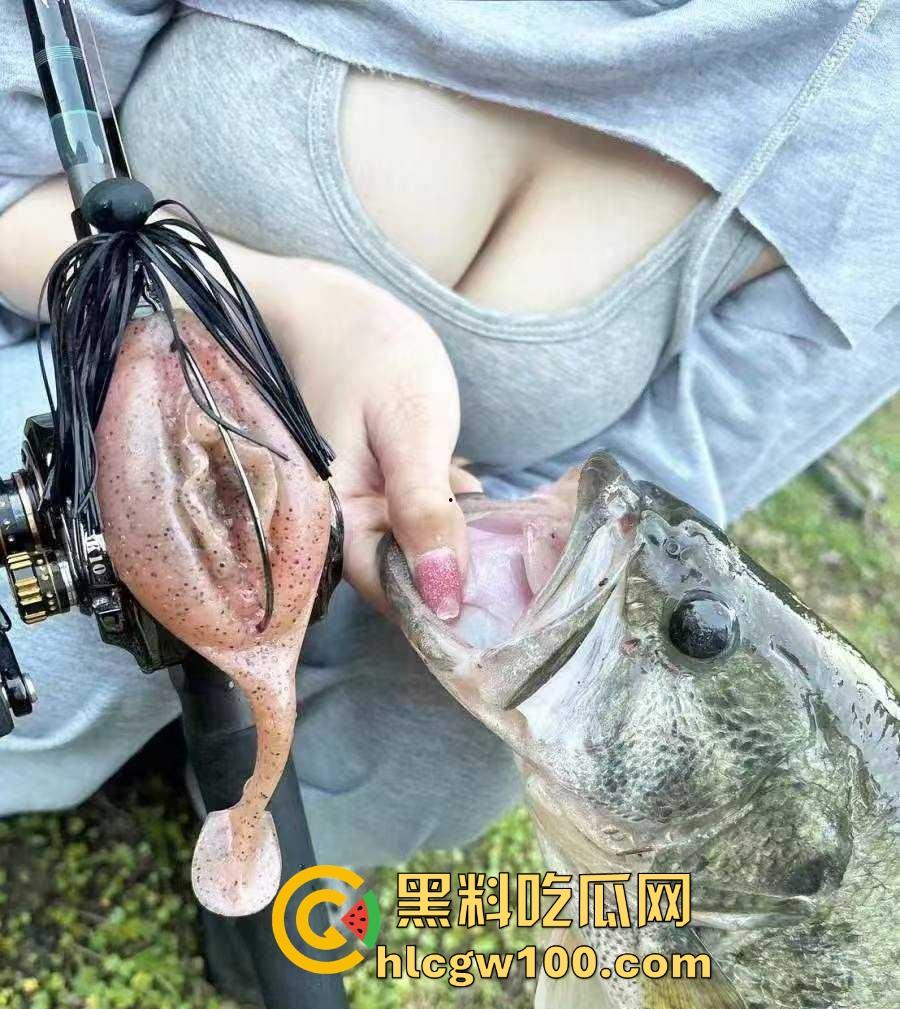 桥下风景大不同，钓鱼佬好不容易休假钓鱼，结果撞见野战现场，鱼没钓到兴趣全被别的勾走了！  第2张