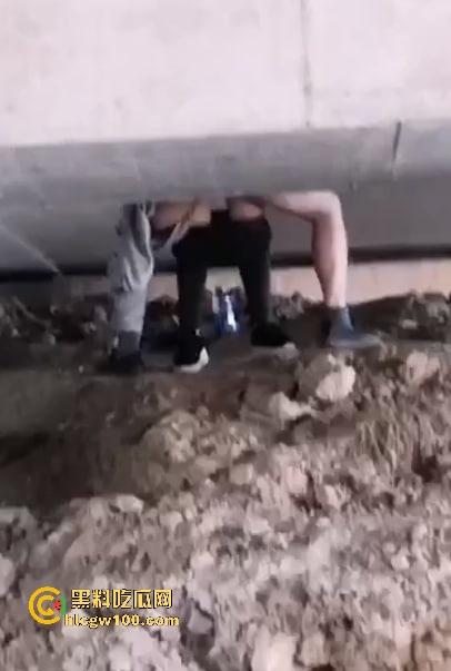 桥下风景大不同，钓鱼佬好不容易休假钓鱼，结果撞见野战现场，鱼没钓到兴趣全被别的勾走了！  第9张