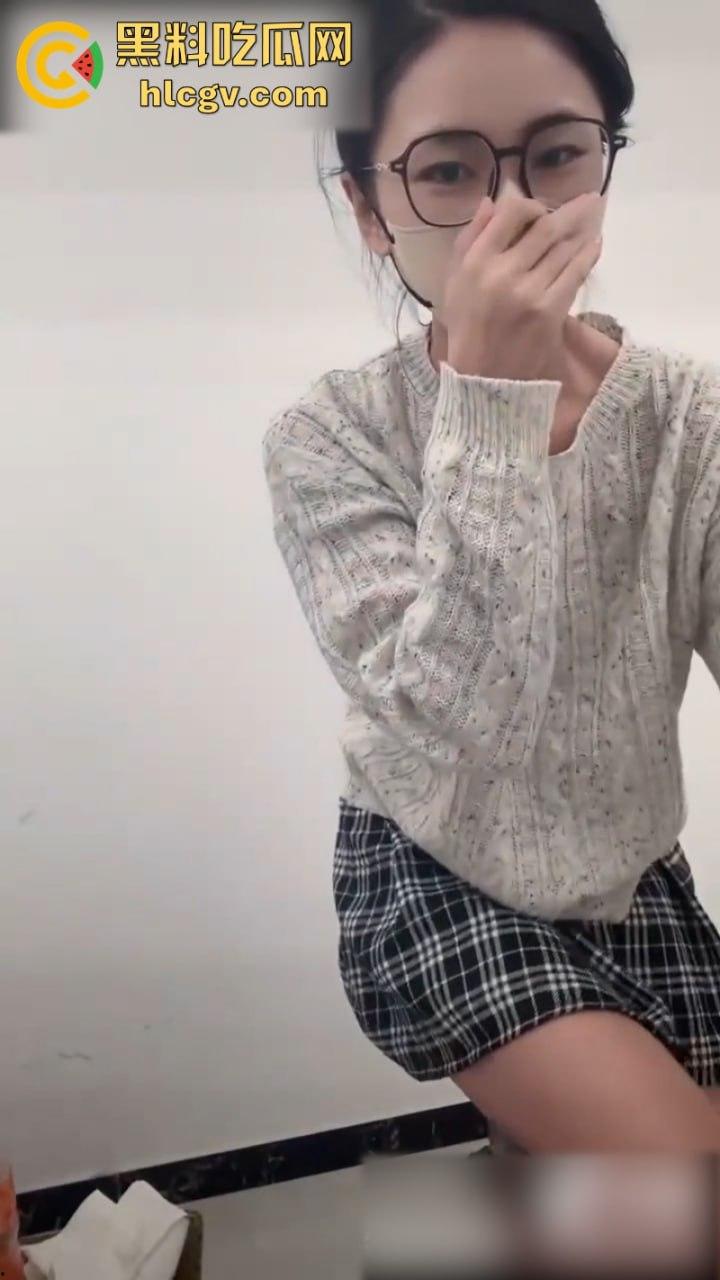 女主播【娇娇】真空献逼示范自动肉棒单车 淫水白浆直播间秒封禁 第1张 女主播【娇娇】真空献逼示范自动肉棒单车 淫水白浆直播间秒封禁 第1张