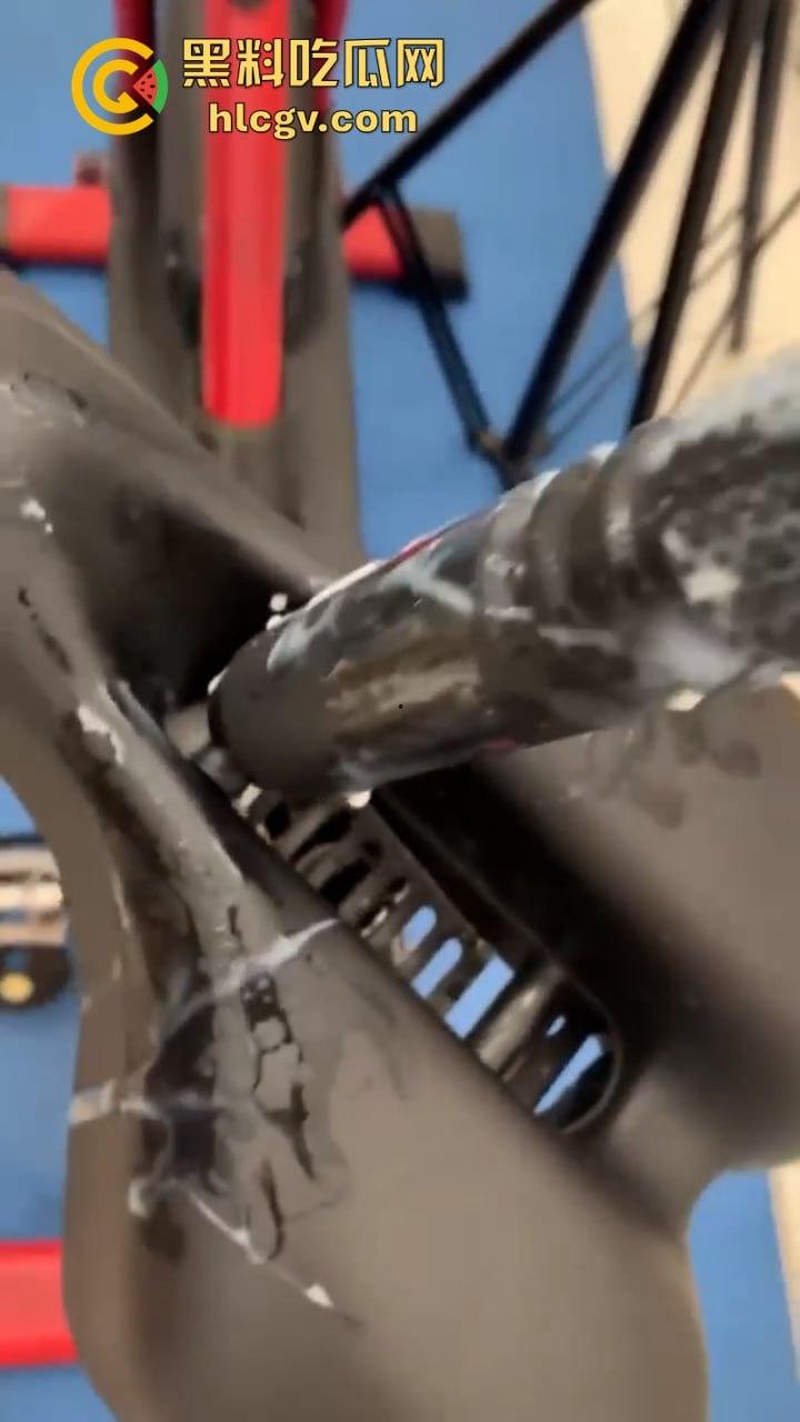 女主播【娇娇】真空献逼示范自动肉棒单车 淫水白浆直播间秒封禁 第2张 女主播【娇娇】真空献逼示范自动肉棒单车 淫水白浆直播间秒封禁 第2张