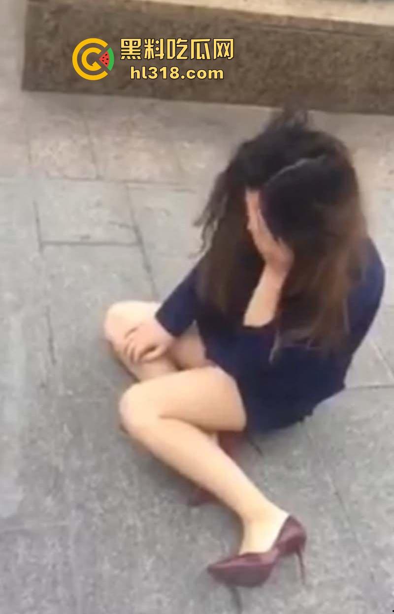 上海彪悍正宫当街暴揍极品小三，当街按头贴地疯狂猛踹，招式狠辣直击面门，打的小三毫无还手之力！  第1张