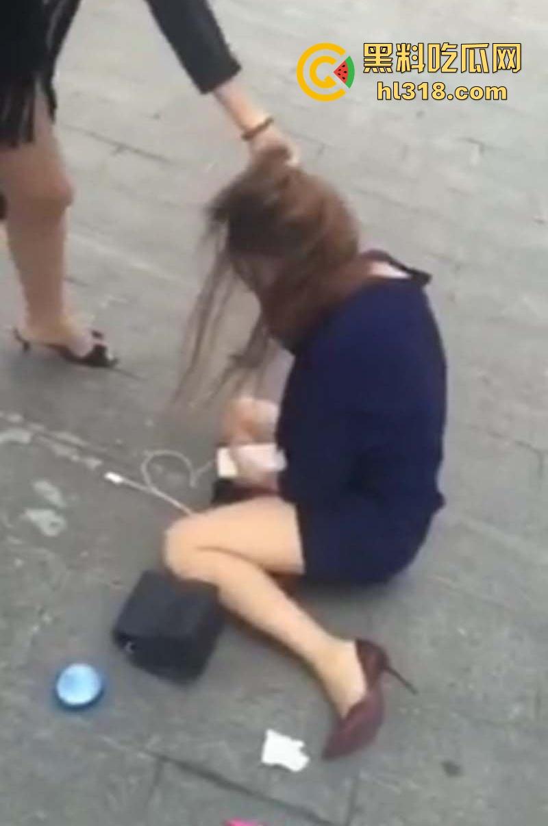 上海彪悍正宫当街暴揍极品小三，当街按头贴地疯狂猛踹，招式狠辣直击面门，打的小三毫无还手之力！  第3张