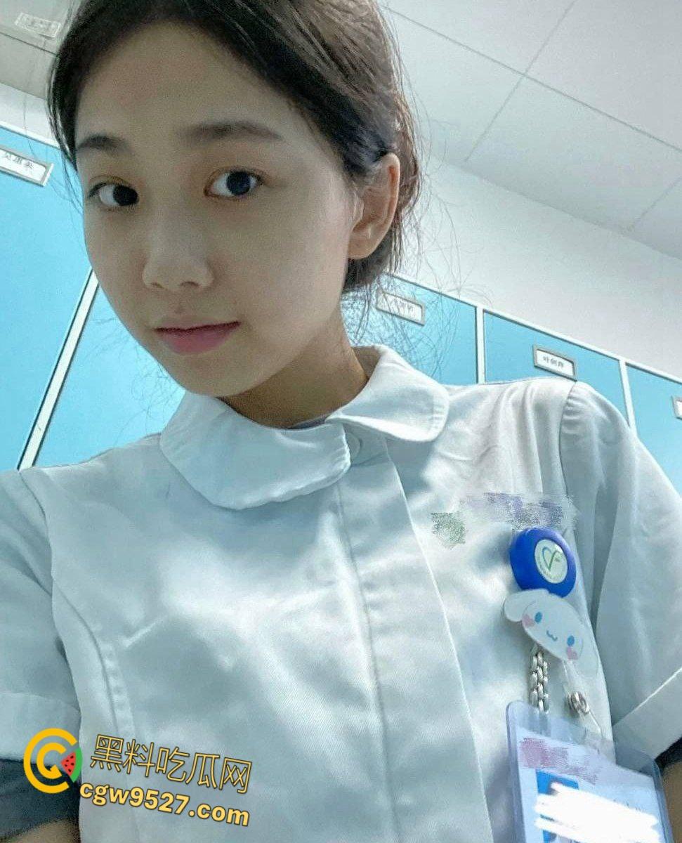 武汉卫生学院【宋子琪】，高冷反差的实习护士，黑丝吊带袜反差婊痴迷体育生，母狗上床了人都变样了 ！  第1张