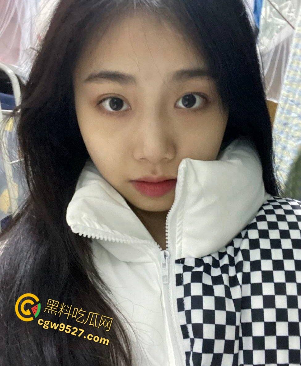 武汉卫生学院【宋子琪】，高冷反差的实习护士，黑丝吊带袜反差婊痴迷体育生，母狗上床了人都变样了 ！  第3张