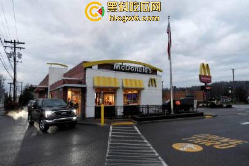 刺杀医保巨头勇敢哥【路易吉】被引渡纽约 机场路透成美图大赏 囚服都穿出了高定感  第9张