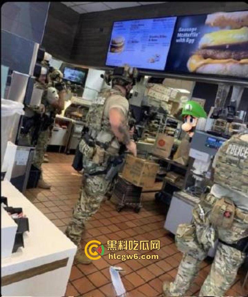 刺杀医保巨头勇敢哥【路易吉】被引渡纽约 机场路透成美图大赏 囚服都穿出了高定感  第12张