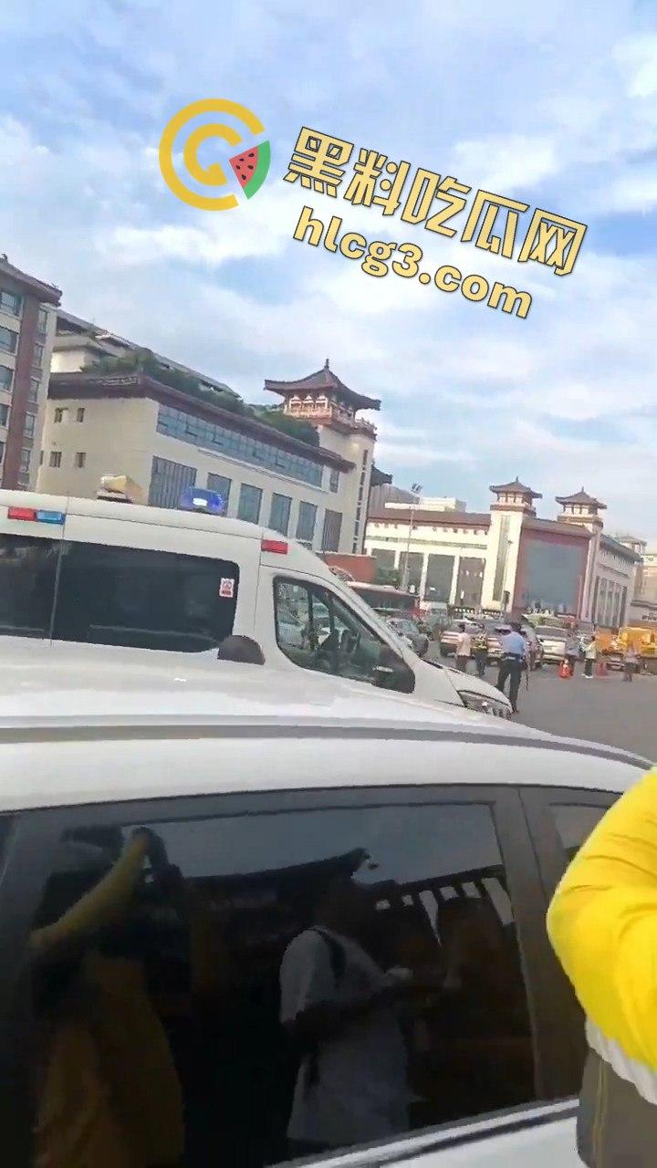 西安大雁塔景区菜刀小伙与警察激烈交火，惊心动魄现场引爆网络！  第1张