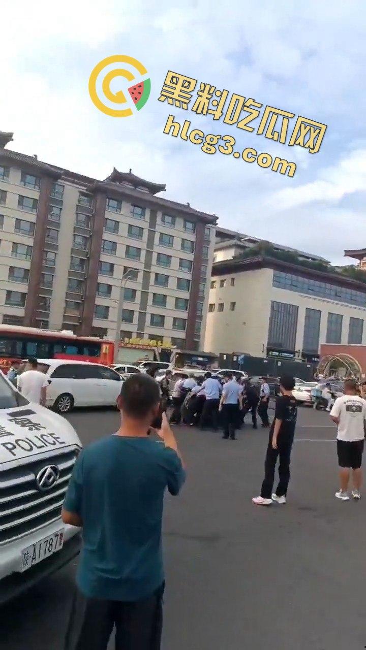 西安大雁塔景区菜刀小伙与警察激烈交火，惊心动魄现场引爆网络！  第3张