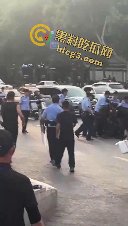 西安大雁塔景区菜刀小伙与警察激烈交火，惊心动魄现场引爆网络！  第4张