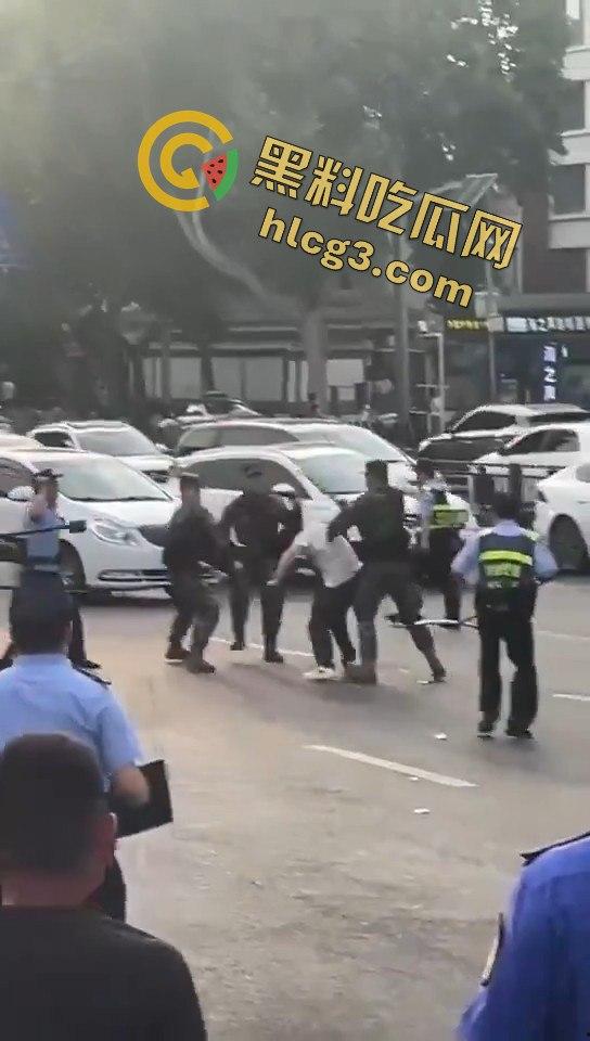 西安大雁塔景区菜刀小伙与警察激烈交火，惊心动魄现场引爆网络！  第5张