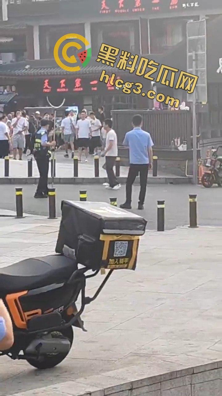 西安大雁塔景区菜刀小伙与警察激烈交火，惊心动魄现场引爆网络！  第7张