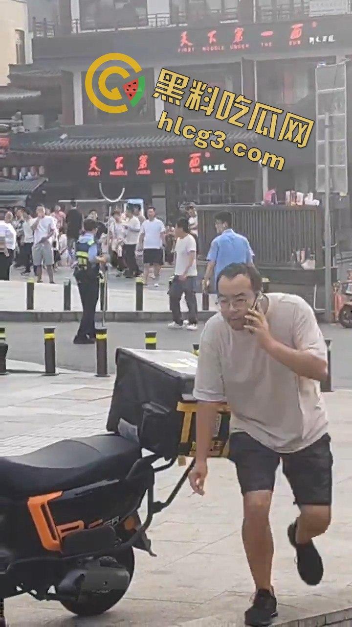 西安大雁塔景区菜刀小伙与警察激烈交火，惊心动魄现场引爆网络！  第8张