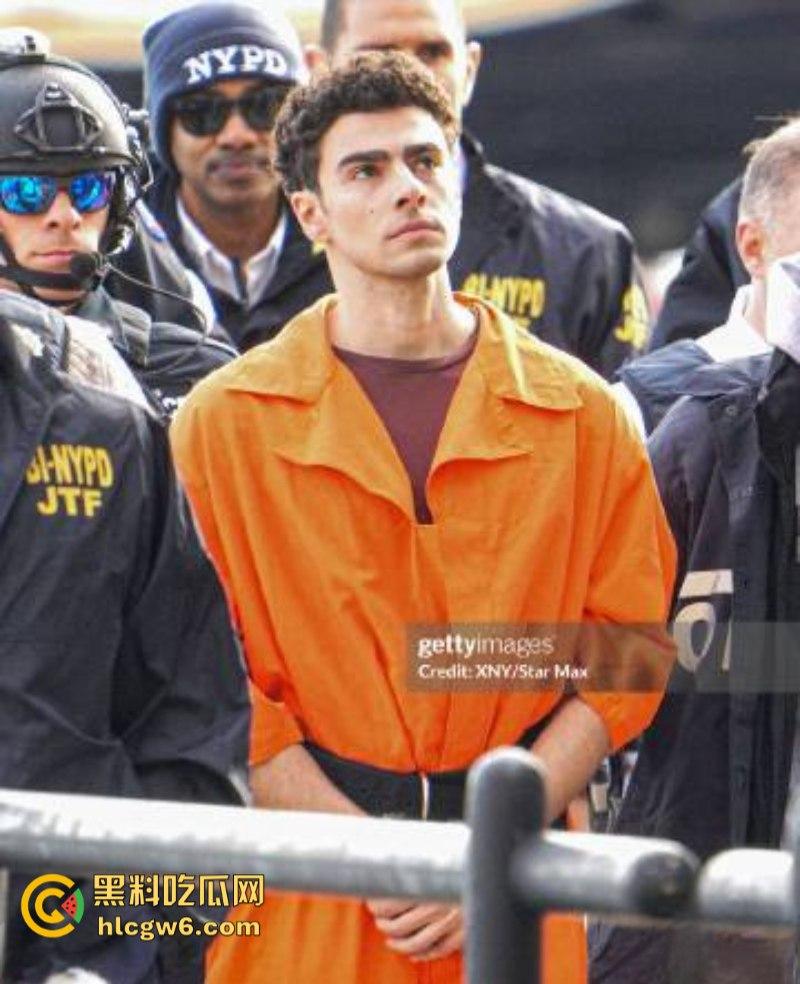 刺杀医保巨头勇敢哥【路易吉】被引渡纽约 机场路透成美图大赏 囚服都穿出了高定感  第22张