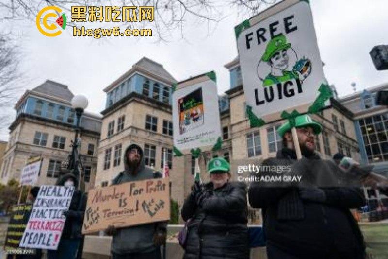 刺杀医保巨头勇敢哥【路易吉】被引渡纽约 机场路透成美图大赏 囚服都穿出了高定感  第23张