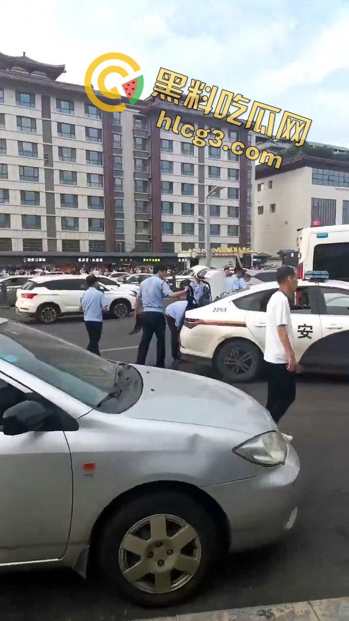 西安大雁塔景区菜刀小伙与警察激烈交火，惊心动魄现场引爆网络！  第9张