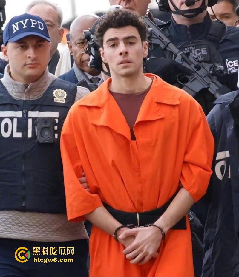 刺杀医保巨头勇敢哥【路易吉】被引渡纽约 机场路透成美图大赏 囚服都穿出了高定感  第26张