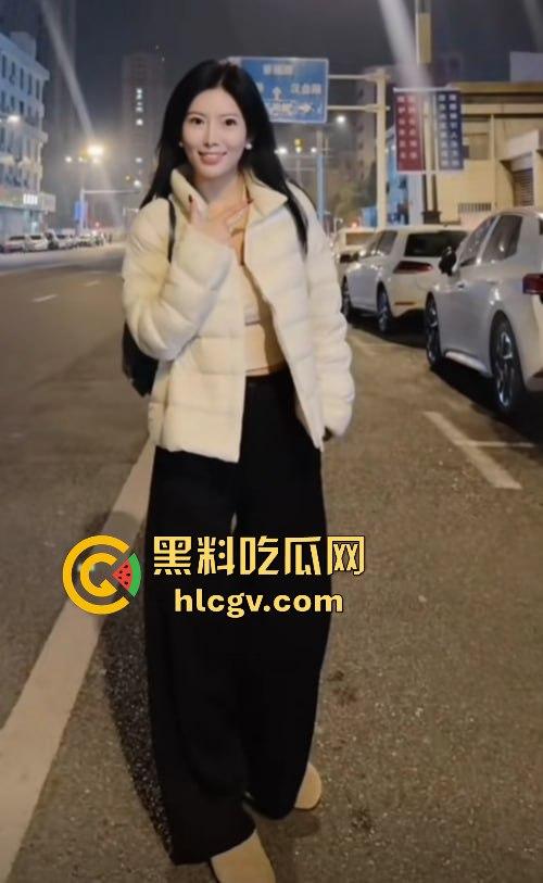 蓝天白云的宝马挡不住出轨的骚操作!网红『阿冉』背着老公偷情小白脸,丈夫拉横幅曝光床照反击! 第20张 蓝天白云的宝马挡不住出轨的骚操作!网红『阿冉』背着老公偷情小白脸,丈夫拉横幅曝光床照反击! 第20张