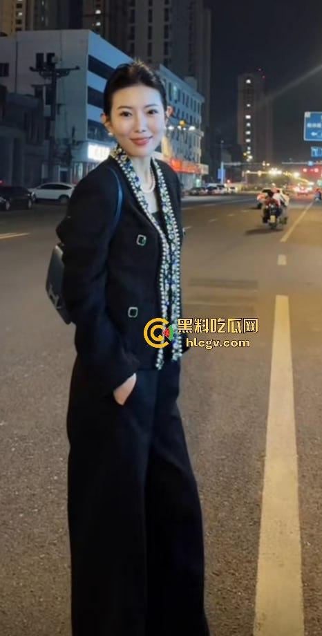 蓝天白云的宝马挡不住出轨的骚操作!网红『阿冉』背着老公偷情小白脸,丈夫拉横幅曝光床照反击! 第24张 蓝天白云的宝马挡不住出轨的骚操作!网红『阿冉』背着老公偷情小白脸,丈夫拉横幅曝光床照反击! 第24张