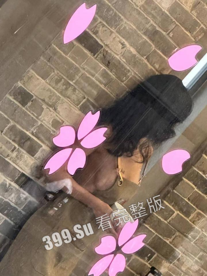 网友爆料方块咖啡门店进行色情营销 服务员穿着暴露装 方块咖啡官网回应 是露出模特不听劝,进店拍摄擦边露奶照,已报警 第3张 网友爆料方块咖啡门店进行色情营销 服务员穿着暴露装 方块咖啡官网回应 是露出模特不听劝,进店拍摄擦边露奶照,已报警 第3张