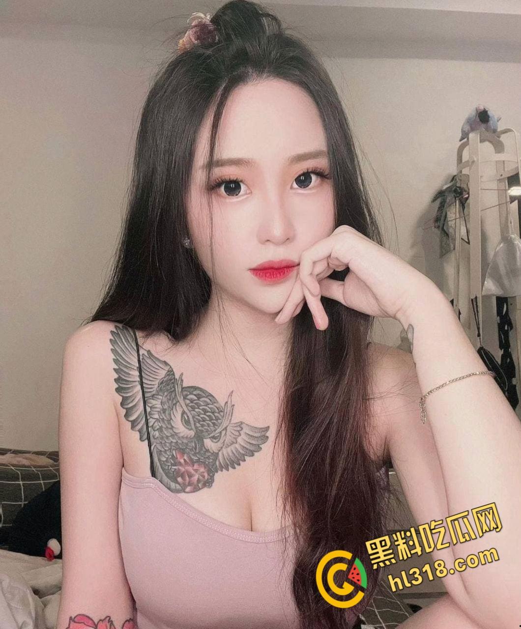 IG巨乳网红【lover】，贴心给男友乳交口交，饱满光泽的巨乳被各种揉捏，按在床上狠狠后入！！  第3张