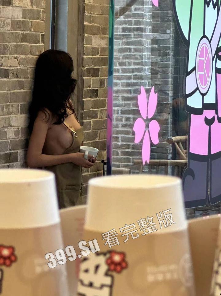 网友爆料方块咖啡门店进行色情营销 服务员穿着暴露装 方块咖啡官网回应 是露出模特不听劝,进店拍摄擦边露奶照,已报警 第6张 网友爆料方块咖啡门店进行色情营销 服务员穿着暴露装 方块咖啡官网回应 是露出模特不听劝,进店拍摄擦边露奶照,已报警 第6张