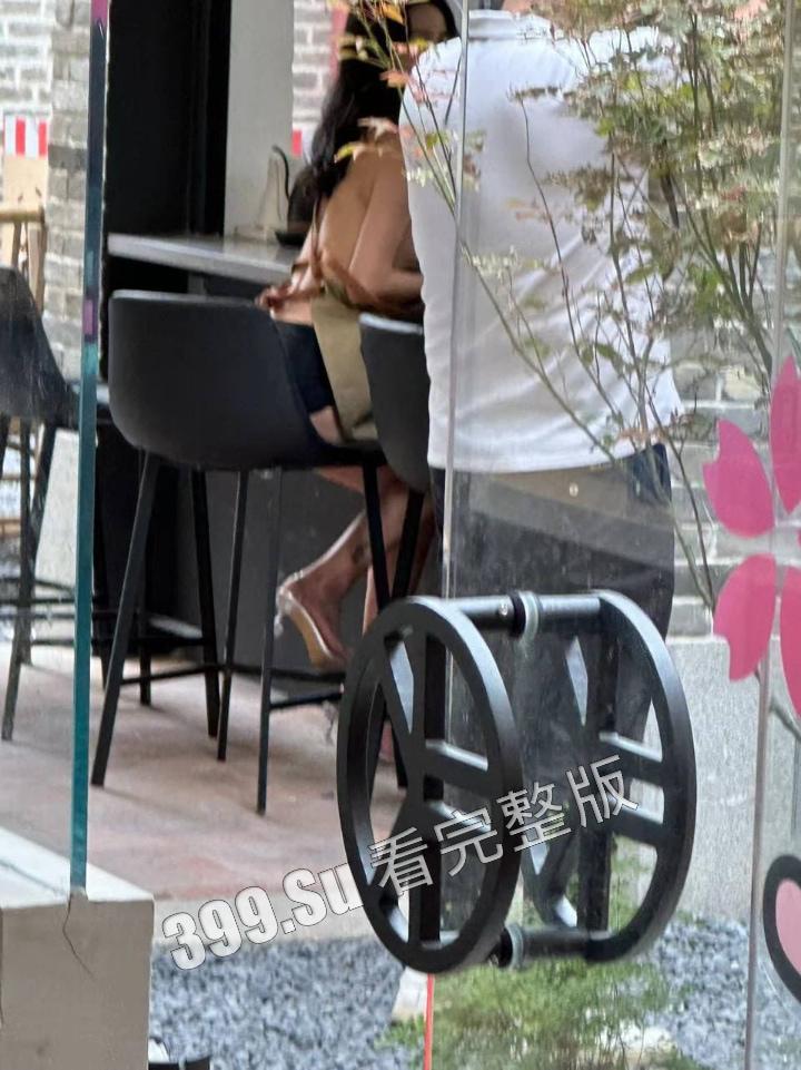 网友爆料方块咖啡门店进行色情营销 服务员穿着暴露装 方块咖啡官网回应 是露出模特不听劝,进店拍摄擦边露奶照,已报警 第9张 网友爆料方块咖啡门店进行色情营销 服务员穿着暴露装 方块咖啡官网回应 是露出模特不听劝,进店拍摄擦边露奶照,已报警 第9张