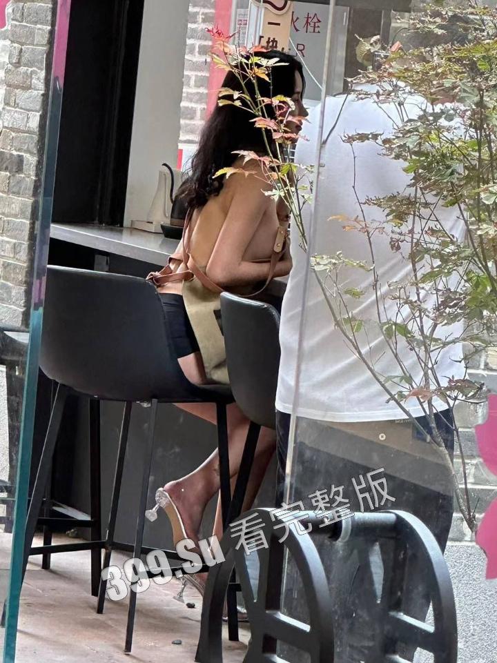网友爆料方块咖啡门店进行色情营销 服务员穿着暴露装 方块咖啡官网回应 是露出模特不听劝,进店拍摄擦边露奶照,已报警 第10张 网友爆料方块咖啡门店进行色情营销 服务员穿着暴露装 方块咖啡官网回应 是露出模特不听劝,进店拍摄擦边露奶照,已报警 第10张