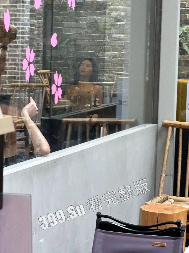 网友爆料方块咖啡门店进行色情营销 服务员穿着暴露装 方块咖啡官网回应 是露出模特不听劝,进店拍摄擦边露奶照,已报警 第11张 网友爆料方块咖啡门店进行色情营销 服务员穿着暴露装 方块咖啡官网回应 是露出模特不听劝,进店拍摄擦边露奶照,已报警 第11张