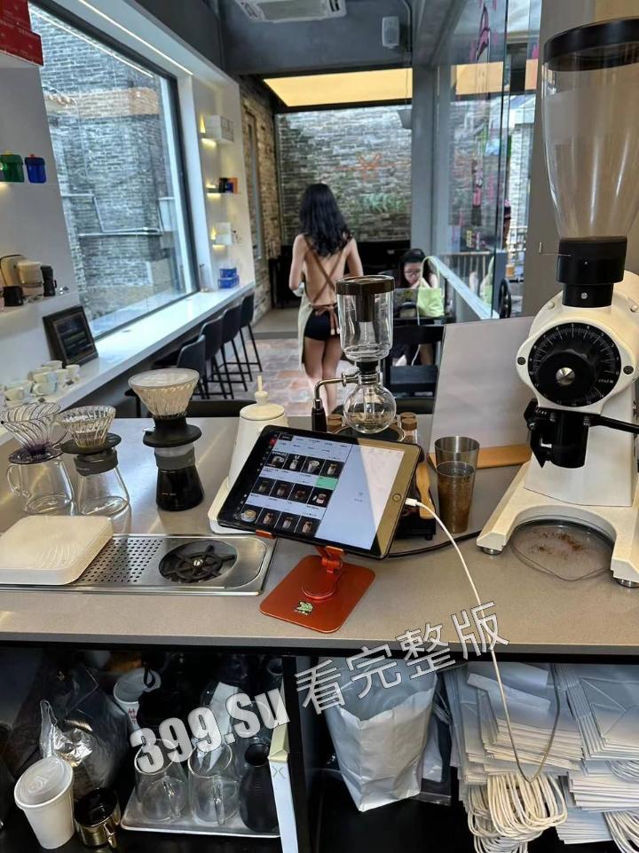 网友爆料方块咖啡门店进行色情营销 服务员穿着暴露装 方块咖啡官网回应 是露出模特不听劝,进店拍摄擦边露奶照,已报警 第12张 网友爆料方块咖啡门店进行色情营销 服务员穿着暴露装 方块咖啡官网回应 是露出模特不听劝,进店拍摄擦边露奶照,已报警 第12张