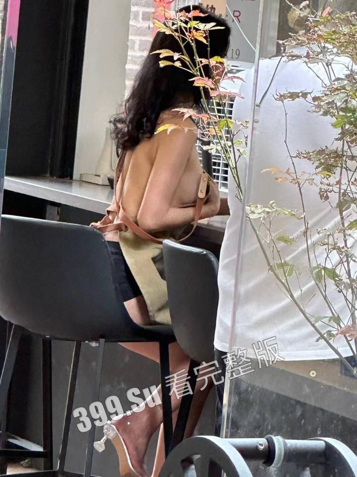 网友爆料方块咖啡门店进行色情营销 服务员穿着暴露装 方块咖啡官网回应 是露出模特不听劝,进店拍摄擦边露奶照,已报警 第13张 网友爆料方块咖啡门店进行色情营销 服务员穿着暴露装 方块咖啡官网回应 是露出模特不听劝,进店拍摄擦边露奶照,已报警 第13张