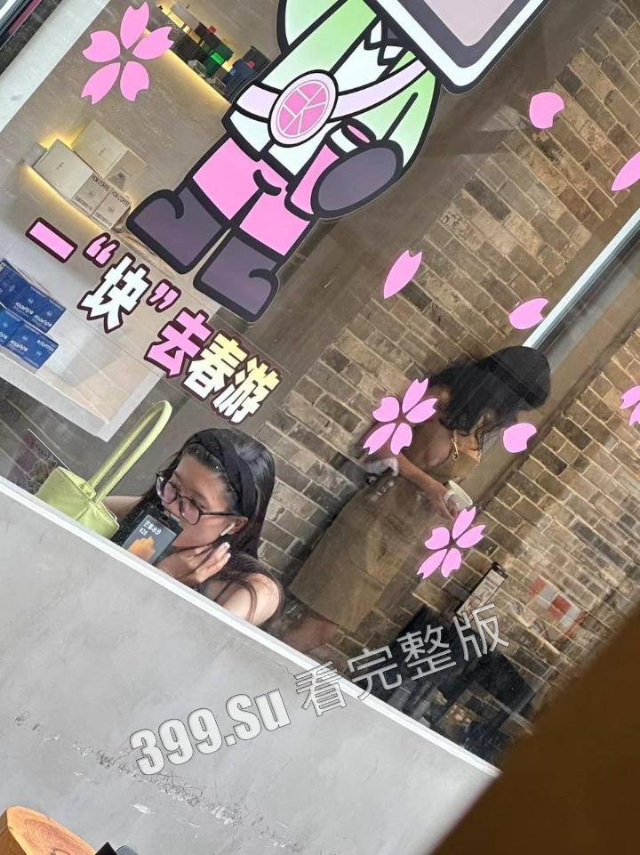 网友爆料方块咖啡门店进行色情营销 服务员穿着暴露装 方块咖啡官网回应 是露出模特不听劝,进店拍摄擦边露奶照,已报警 第14张 网友爆料方块咖啡门店进行色情营销 服务员穿着暴露装 方块咖啡官网回应 是露出模特不听劝,进店拍摄擦边露奶照,已报警 第14张