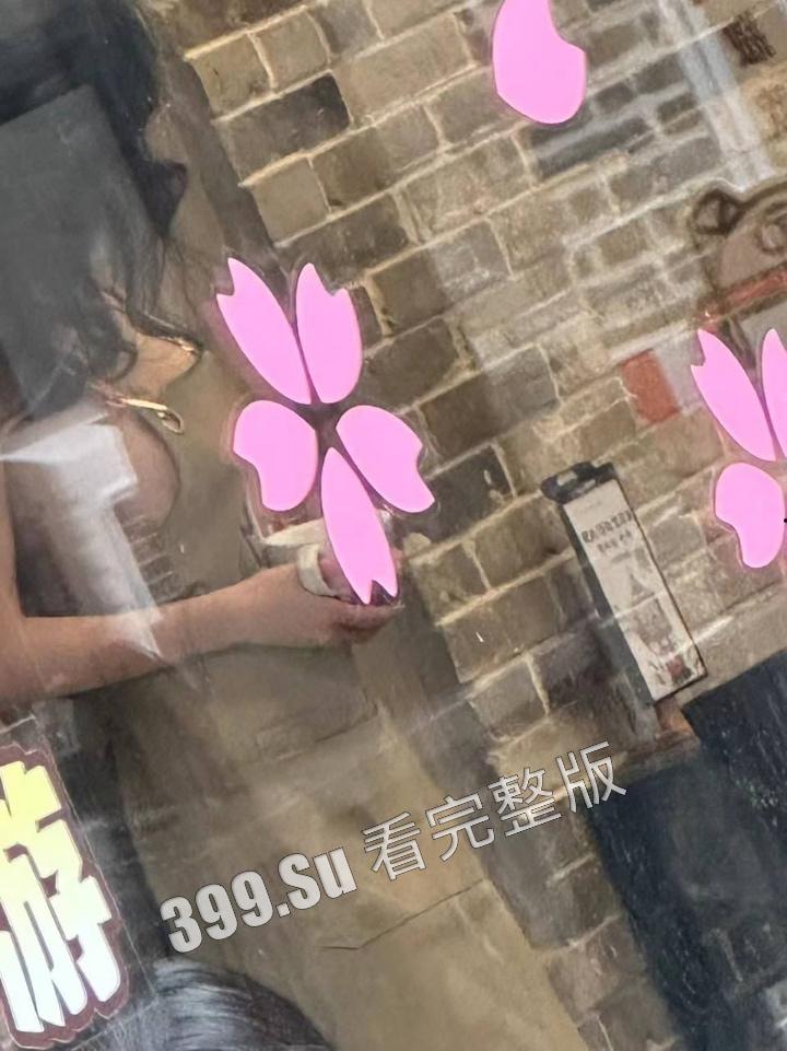 网友爆料方块咖啡门店进行色情营销 服务员穿着暴露装 方块咖啡官网回应 是露出模特不听劝,进店拍摄擦边露奶照,已报警 第15张 网友爆料方块咖啡门店进行色情营销 服务员穿着暴露装 方块咖啡官网回应 是露出模特不听劝,进店拍摄擦边露奶照,已报警 第15张