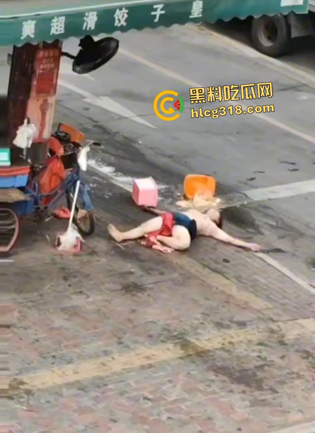 熟女被光头佬老板小鲜肉抛弃街头裸奔，精神崩溃露逼狂奔还给秃头打广告！  第2张