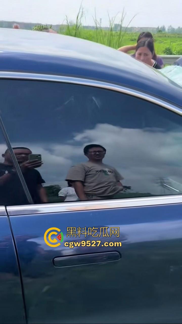 成都极氪撞护拦事故，严重的交通事故安全气囊居然没有弹出来，完全失去自救的机会，买极氪的朋友要注意啦！  第2张