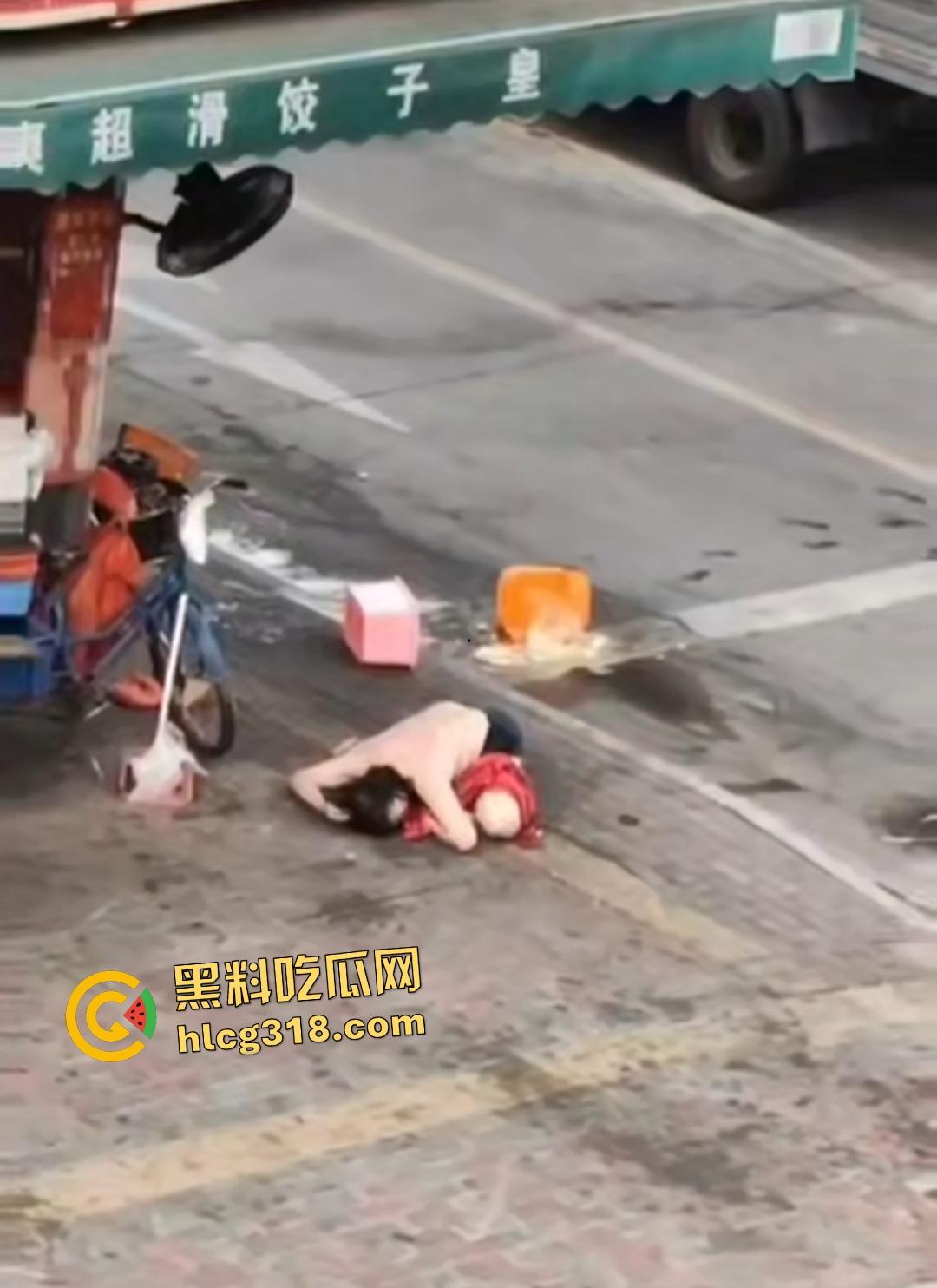 熟女被光头佬老板小鲜肉抛弃街头裸奔，精神崩溃露逼狂奔还给秃头打广告！  第3张