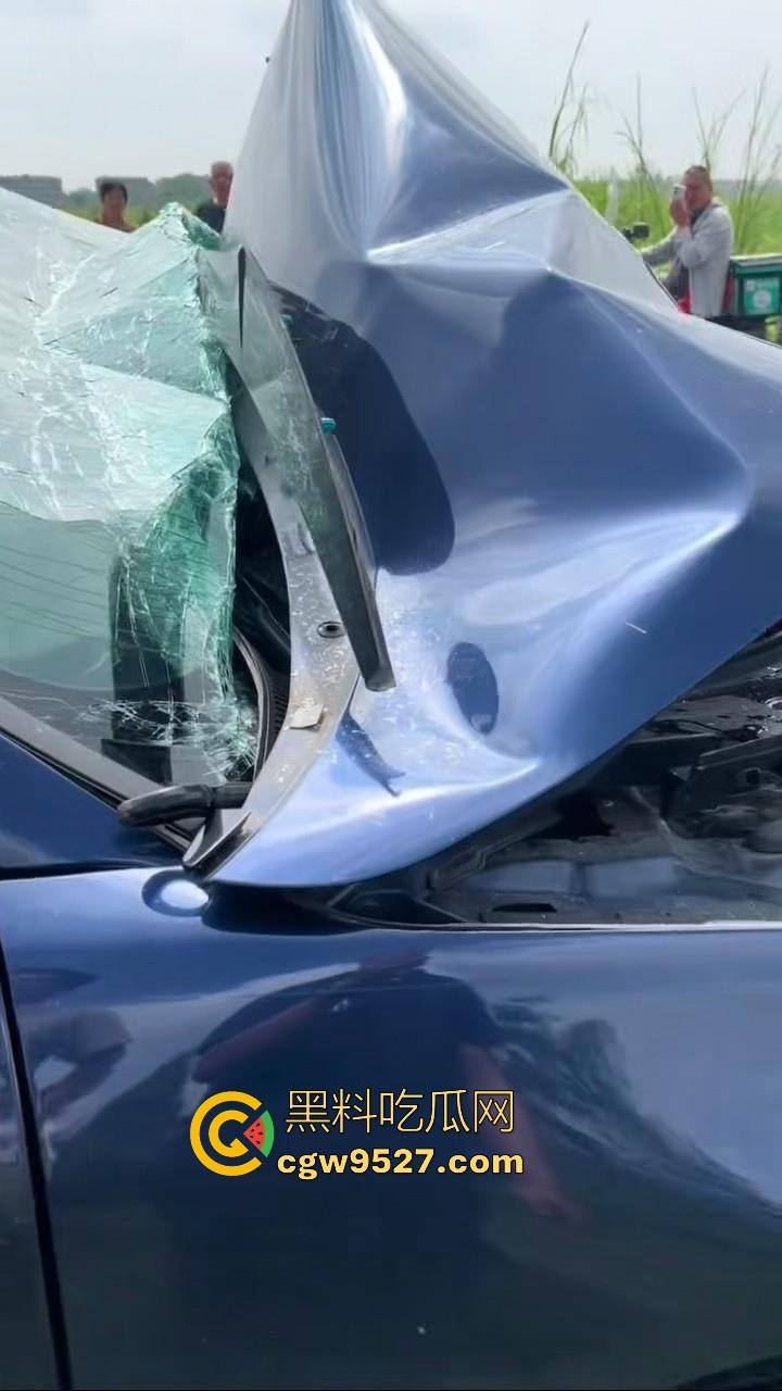 成都极氪撞护拦事故，严重的交通事故安全气囊居然没有弹出来，完全失去自救的机会，买极氪的朋友要注意啦！  第3张