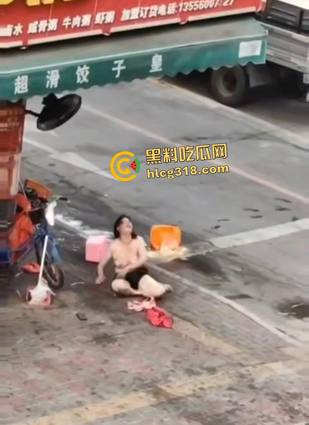 熟女被光头佬老板小鲜肉抛弃街头裸奔，精神崩溃露逼狂奔还给秃头打广告！  第4张