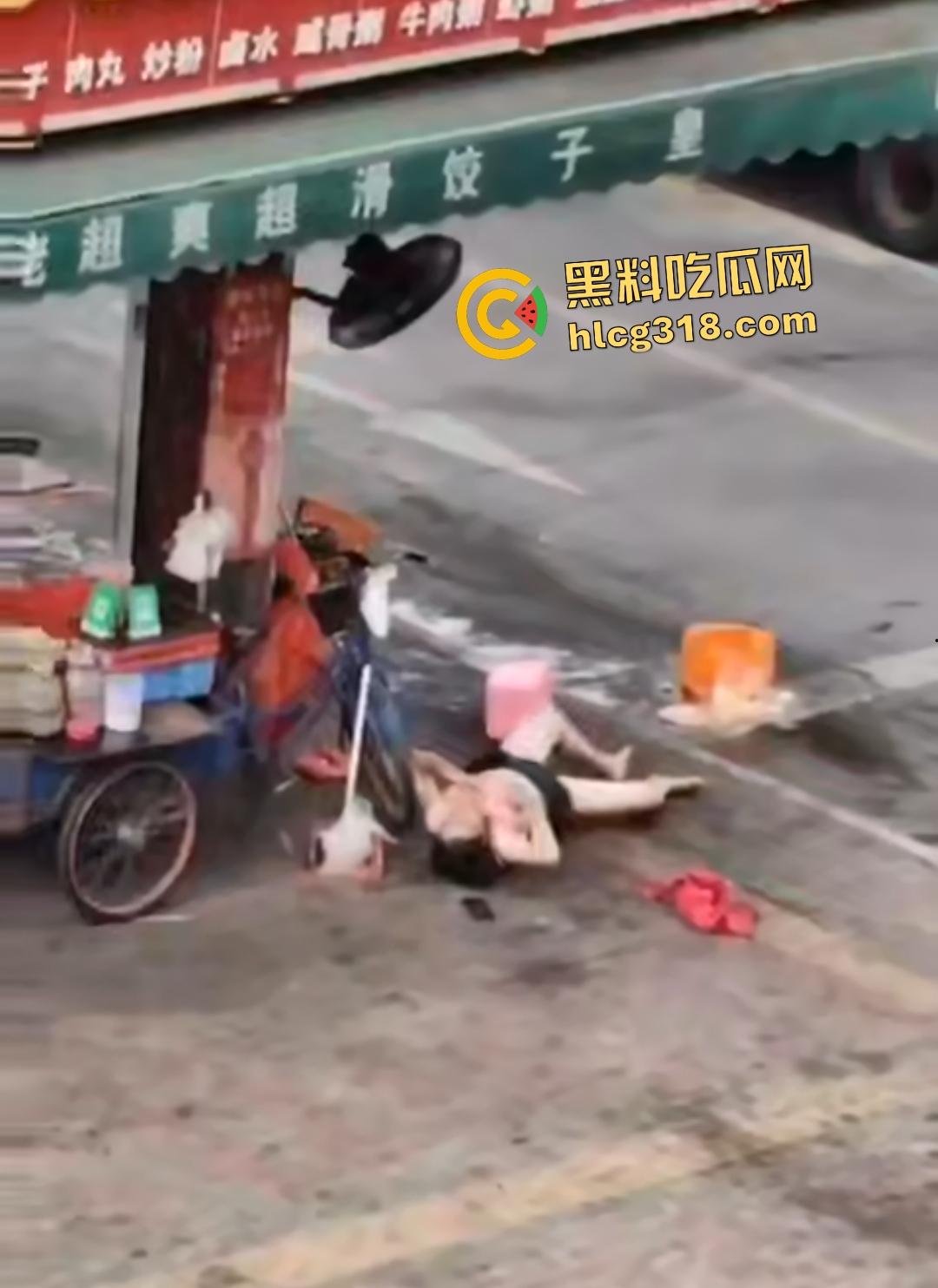 熟女被光头佬老板小鲜肉抛弃街头裸奔，精神崩溃露逼狂奔还给秃头打广告！  第5张