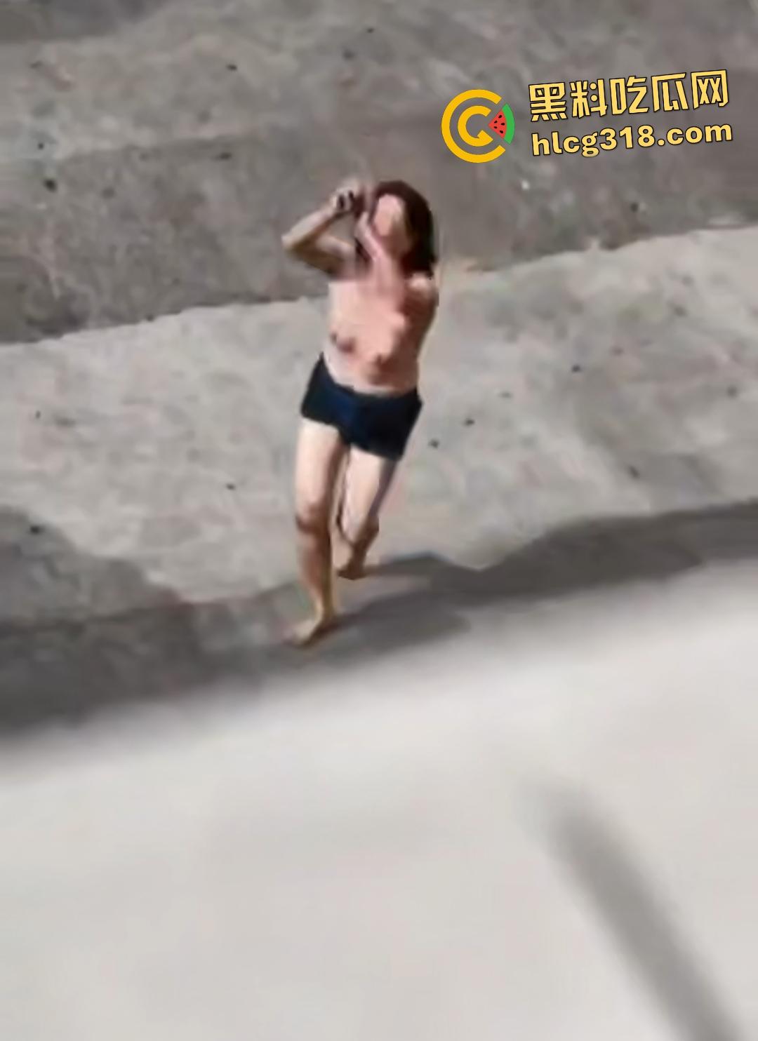 熟女被光头佬老板小鲜肉抛弃街头裸奔，精神崩溃露逼狂奔还给秃头打广告！  第6张